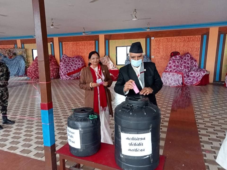 मतदान गर्दै गण्डकीका मुख्यमन्त्री कृष्णचन्द्र नेपाली पोखरेल।